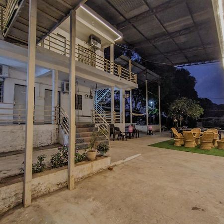 V J Farmstay Garudeshwar ภายนอก รูปภาพ