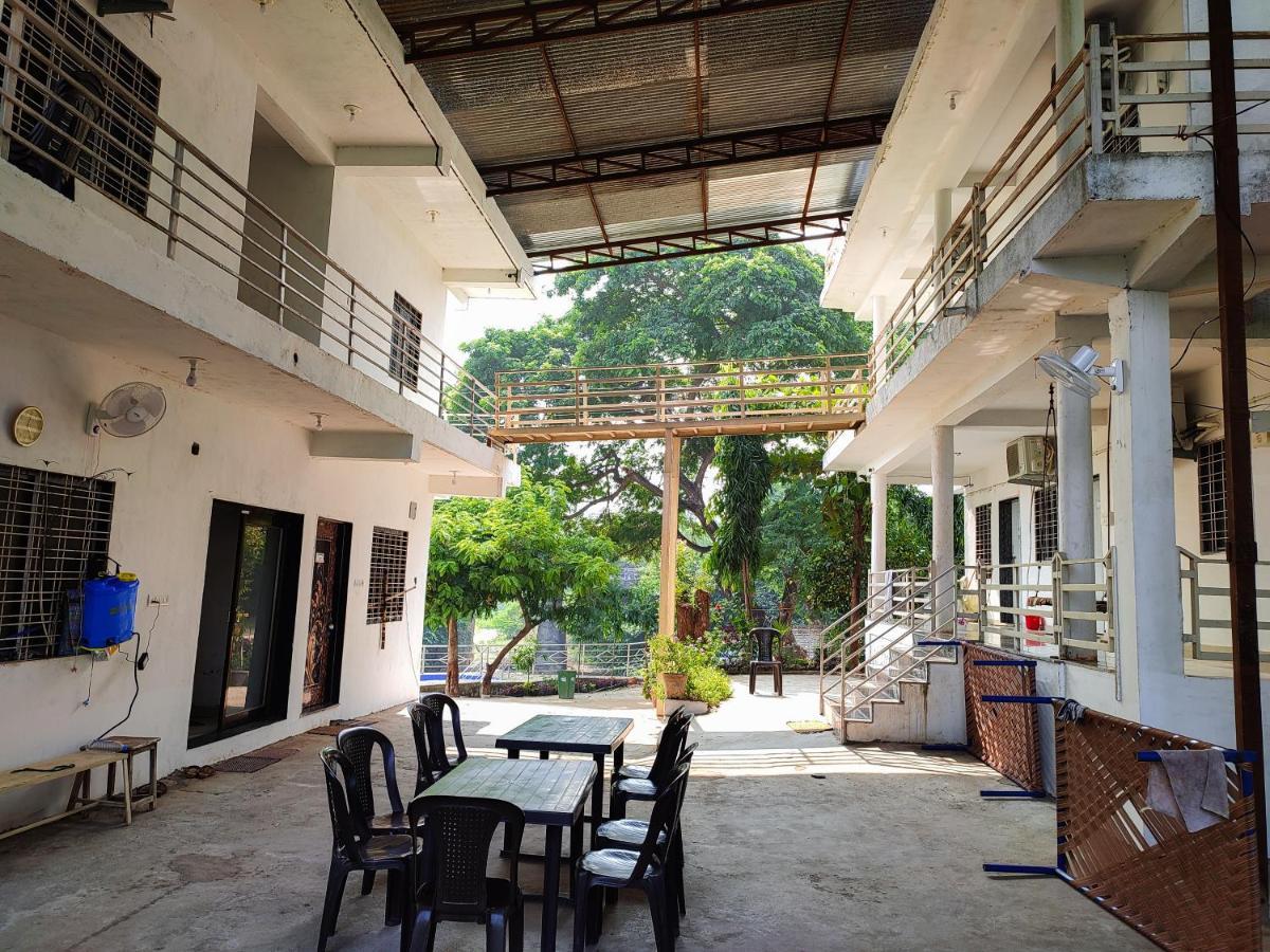 V J Farmstay Garudeshwar ภายนอก รูปภาพ