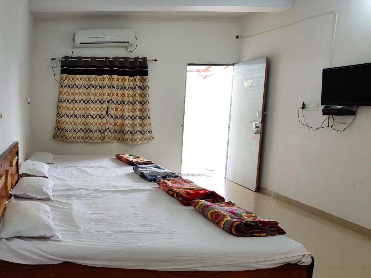V J Farmstay Garudeshwar ภายนอก รูปภาพ
