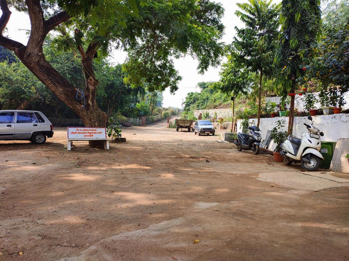 V J Farmstay Garudeshwar ภายนอก รูปภาพ