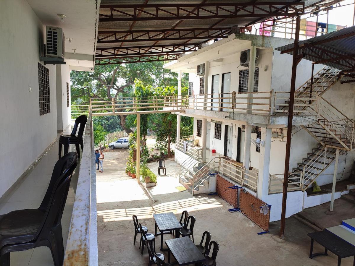V J Farmstay Garudeshwar ภายนอก รูปภาพ