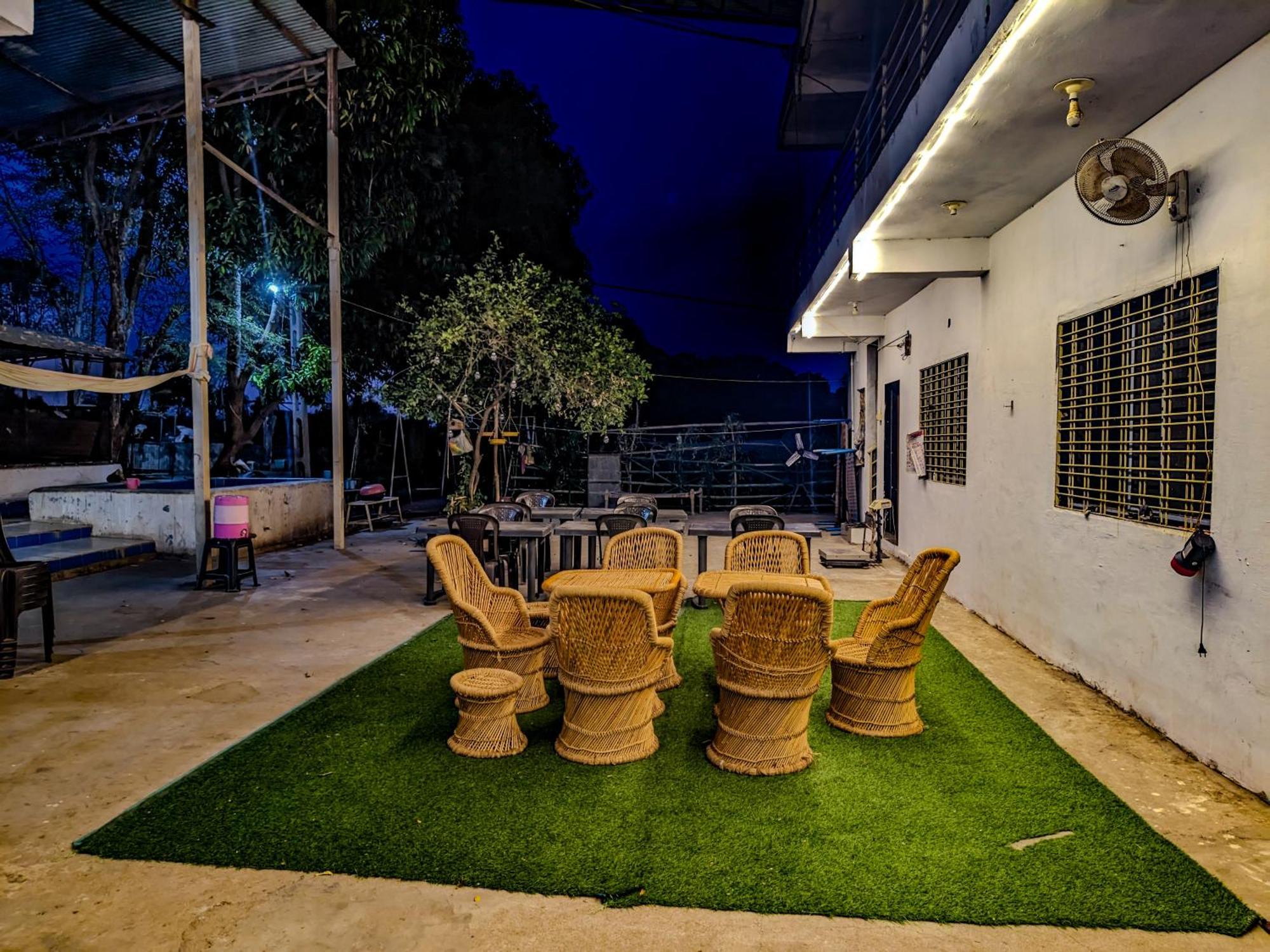 V J Farmstay Garudeshwar ภายนอก รูปภาพ