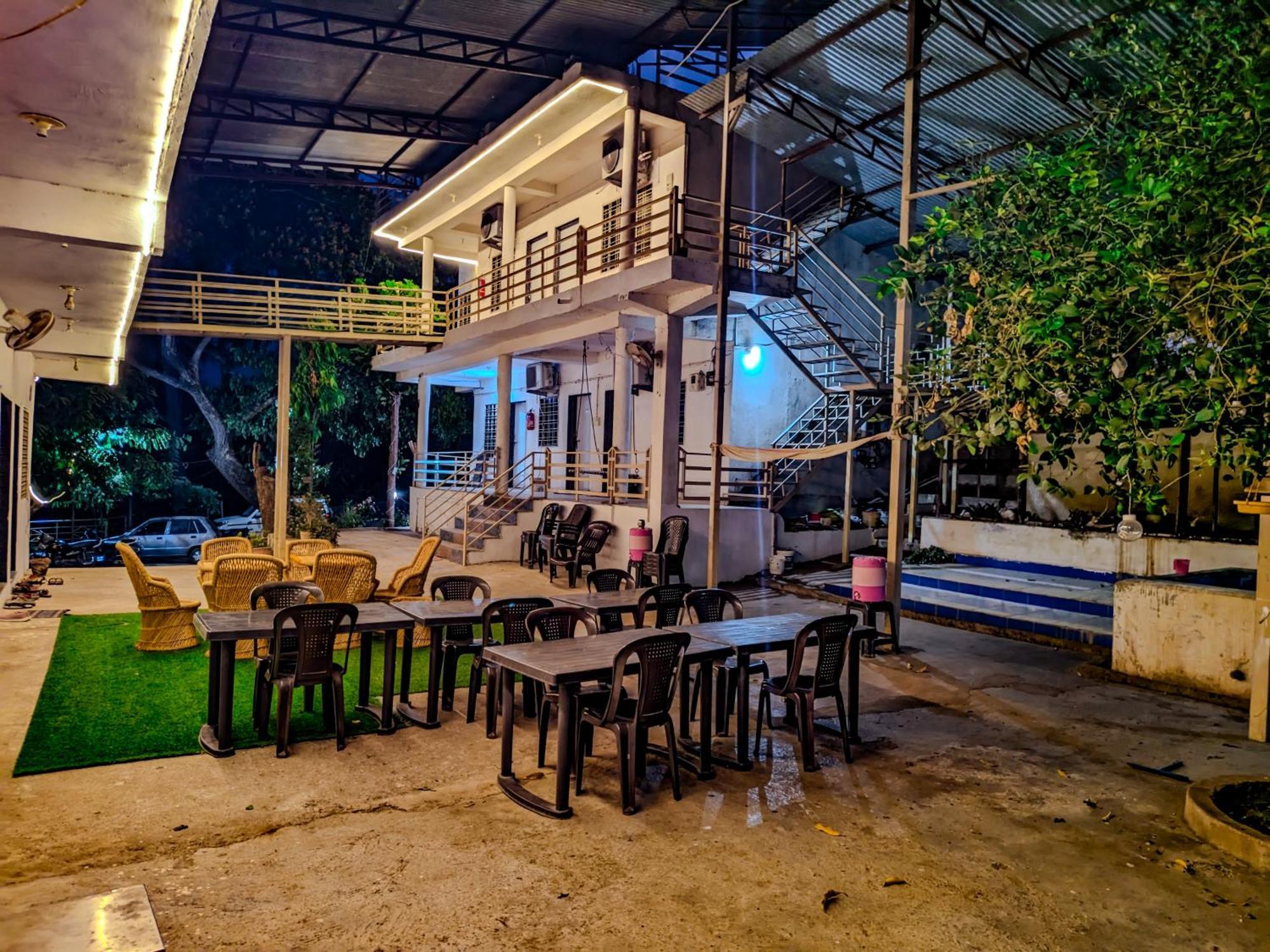 V J Farmstay Garudeshwar ภายนอก รูปภาพ
